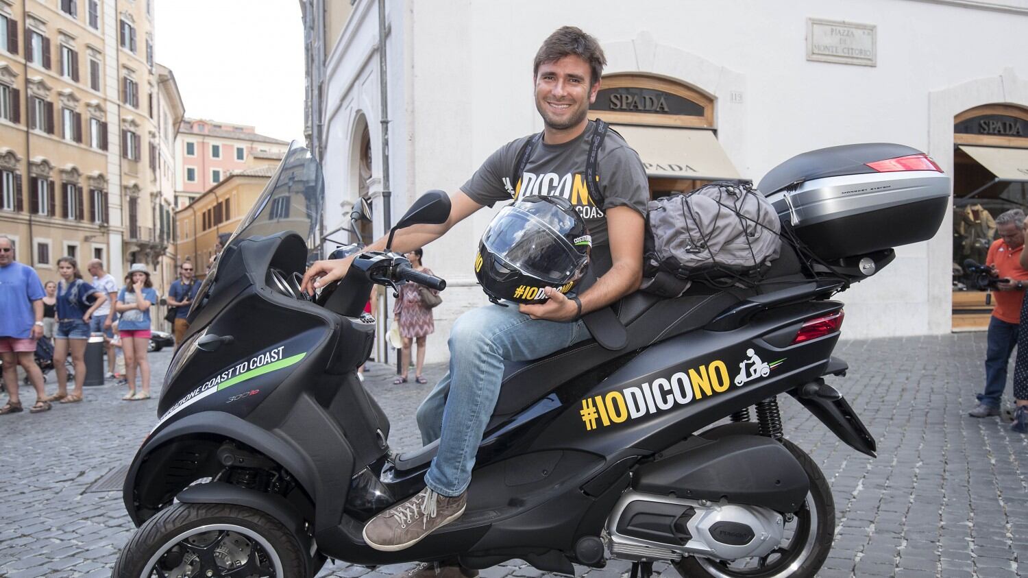 Ex editore de L'Unità compra la moto di Alessandro Di Battista