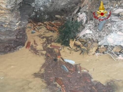 Frana al cimitero, le bare fino al mare