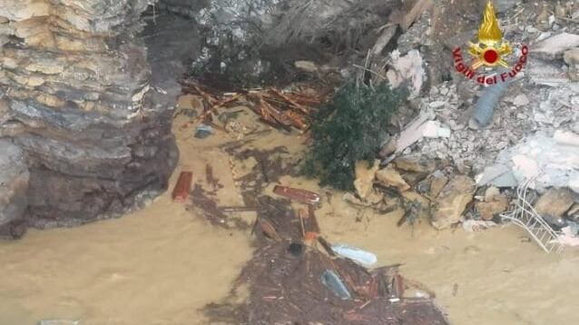 Frana al cimitero, le bare fino al mare
