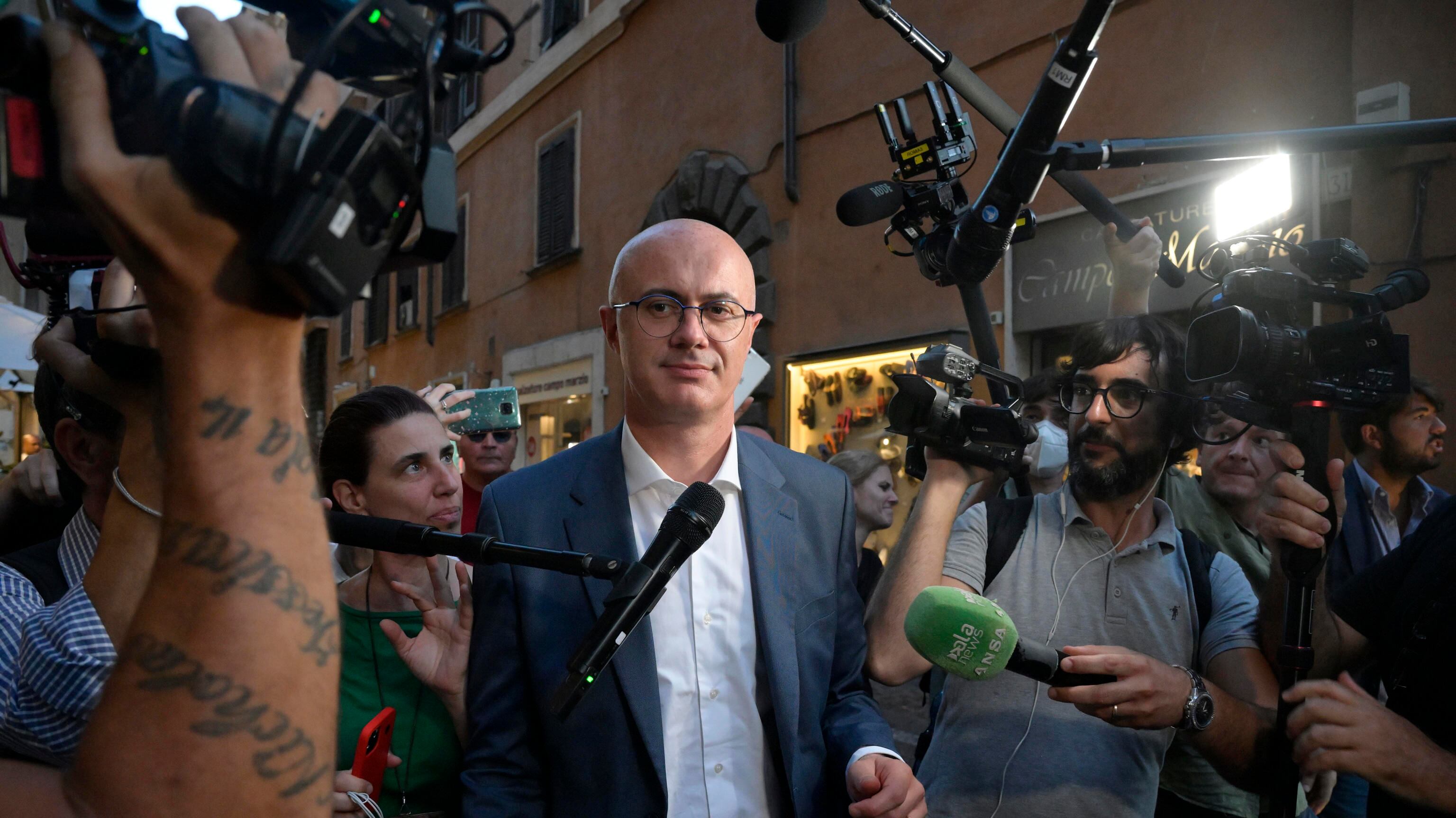 "È scappato...". Bufera sul ministro D'Incà. E la Casellati lo bacchetta
