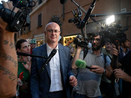 "È scappato...". Bufera sul ministro D'Incà. E la Casellati lo bacchetta