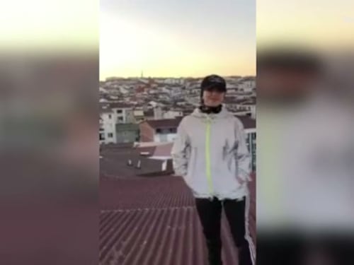Selfie mortale per la TikToker. Cerca lo scatto perfetto e cade per nove piani