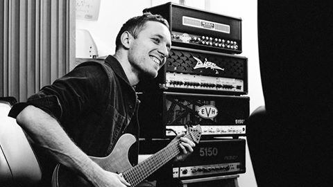 Lutto nel mondo della musica: morto a 28 anni Tom Searle