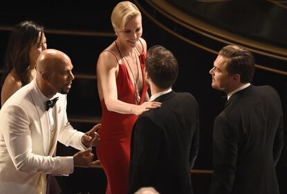 Oscar 2016, Charlize Theron in rosso toglie il fiato 5