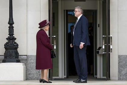 Il Principe Harry e la Regina Elisabetta II in foto 5