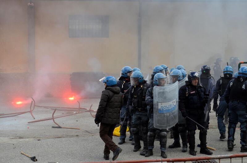 Scontri al Brennero tra black bloc e polizia 9