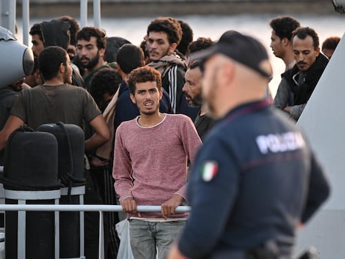 La Ong si arrende: "Un porto altrove". Salvini: "È norvegese? Vada a Oslo"