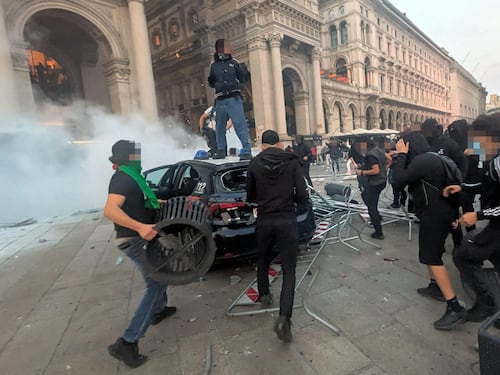 Pietre, bombe carta e botte alla polizia. La “Generazione Gaza” incendia Milano