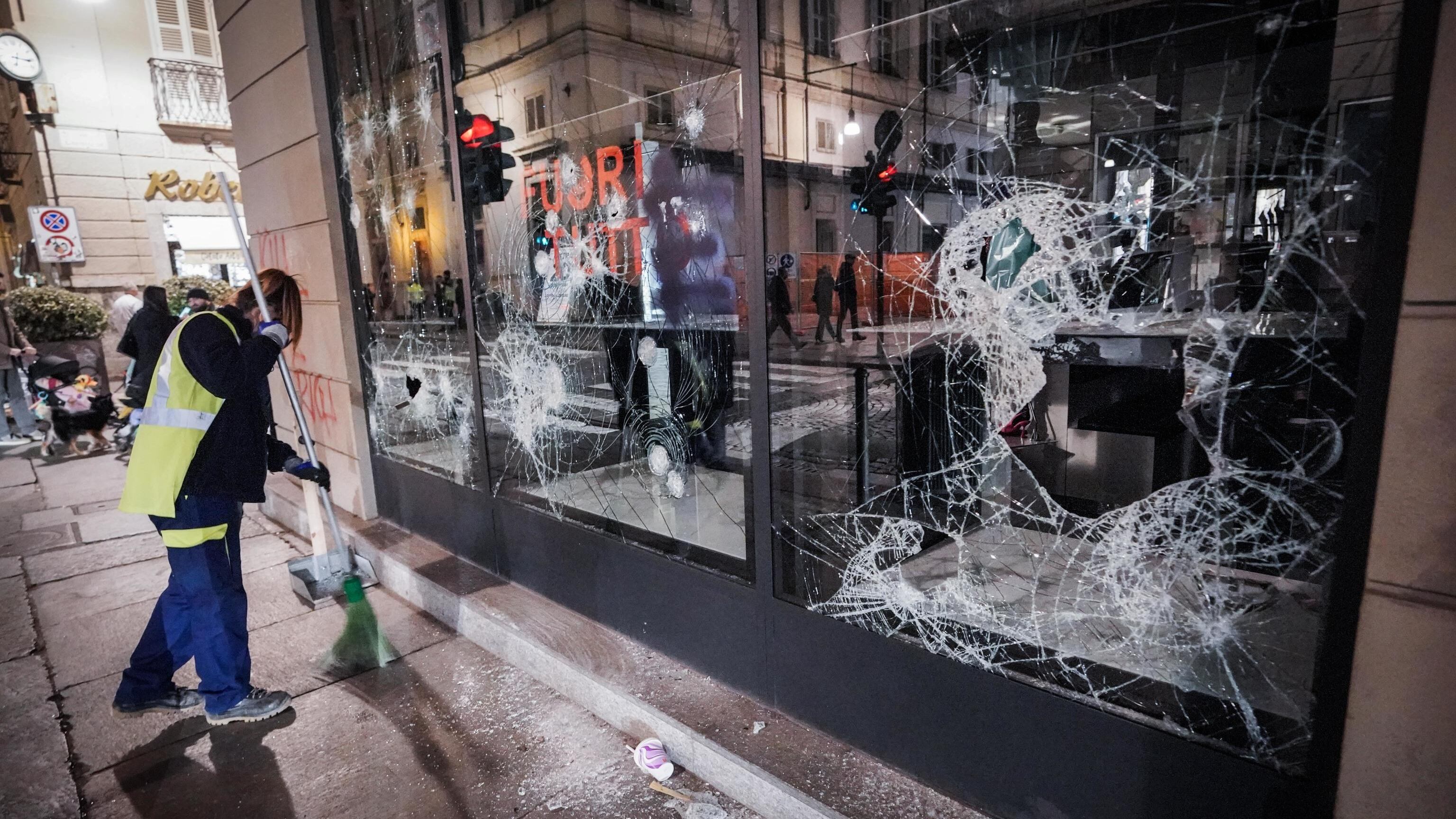 I soliti artisti: urlavano alla "Resistenza", ma ora tacciono sugli anarchici
