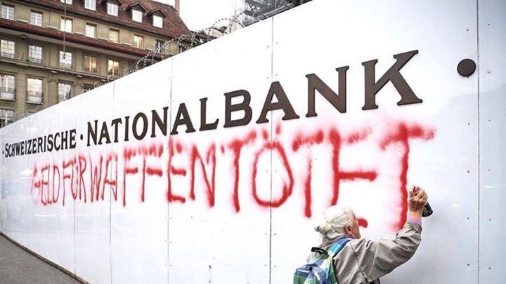 Svizzera, scrive slogan pacifista sul muro della banca: fermata attivista 86enne