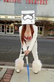 Aspettando Star Wars - Il Risveglio della Forza: attrice si spoglia per strada 27