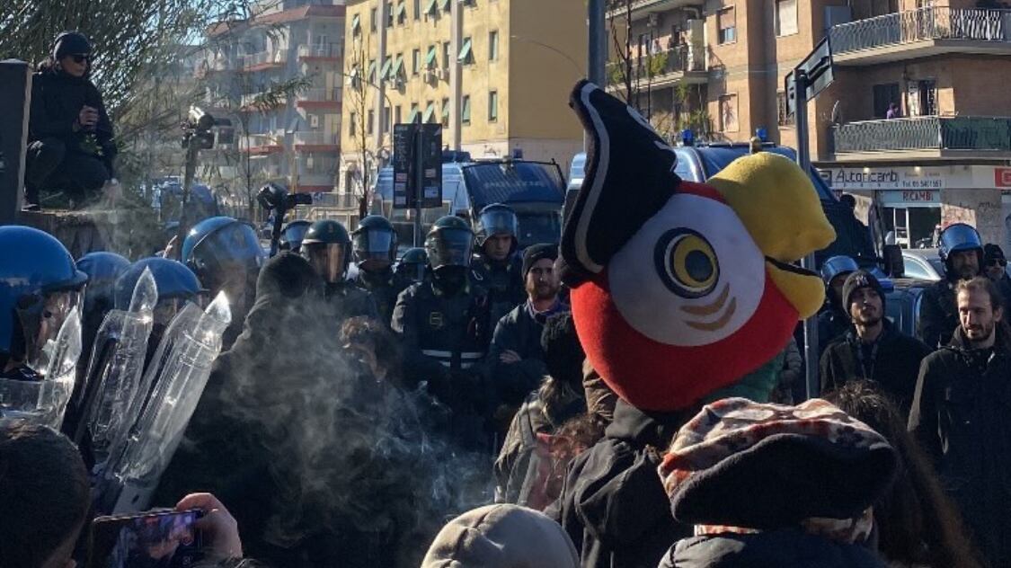 Sgomberato Forte Portuense per evitare rave di capodanno: scontri e feriti a Roma