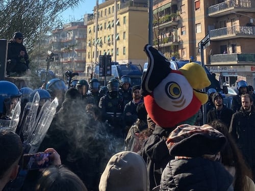 Sgomberato Forte Portuense per evitare rave di capodanno: scontri e feriti a Roma