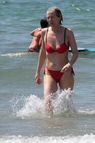 Stefania Giannini paparazzata a Forte dei Marmi 6