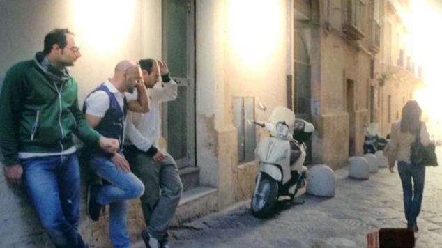 Occhi incollati sul sedere: ecco il poster "italiano" bandito dai bar del Kent