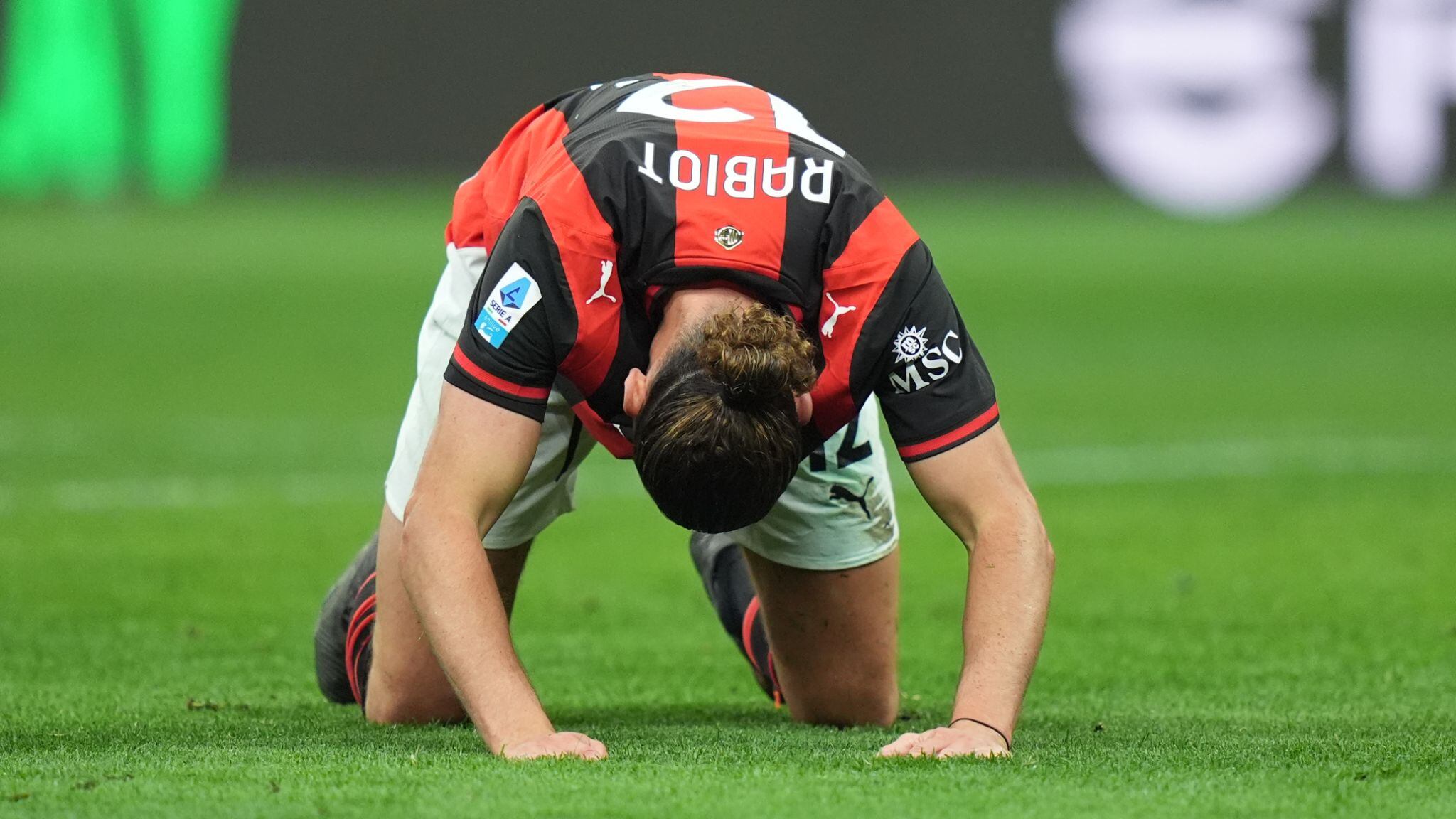 Milan battuto e umiliato, in Champions vanno Roma e Como