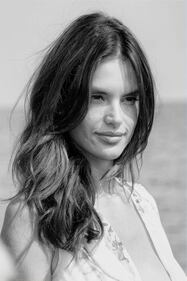 Venezia 72, Alessandra Ambrosio incanta con l'abito trasparente 7