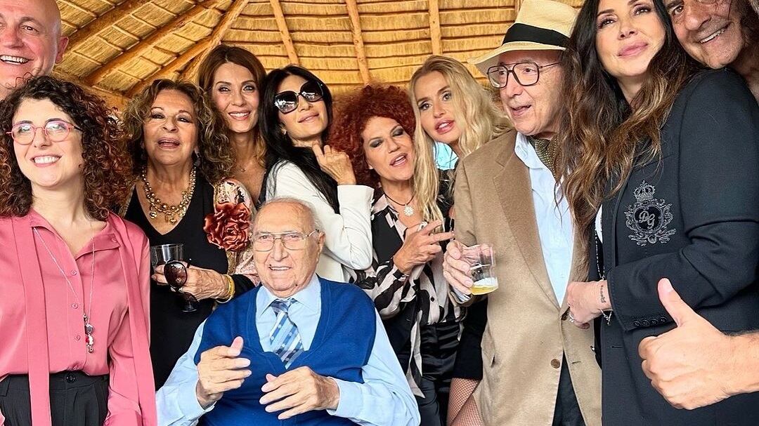 Festa per i 90 anni di Pingitore, Pippo Baudo in carrozzina. La foto è virale