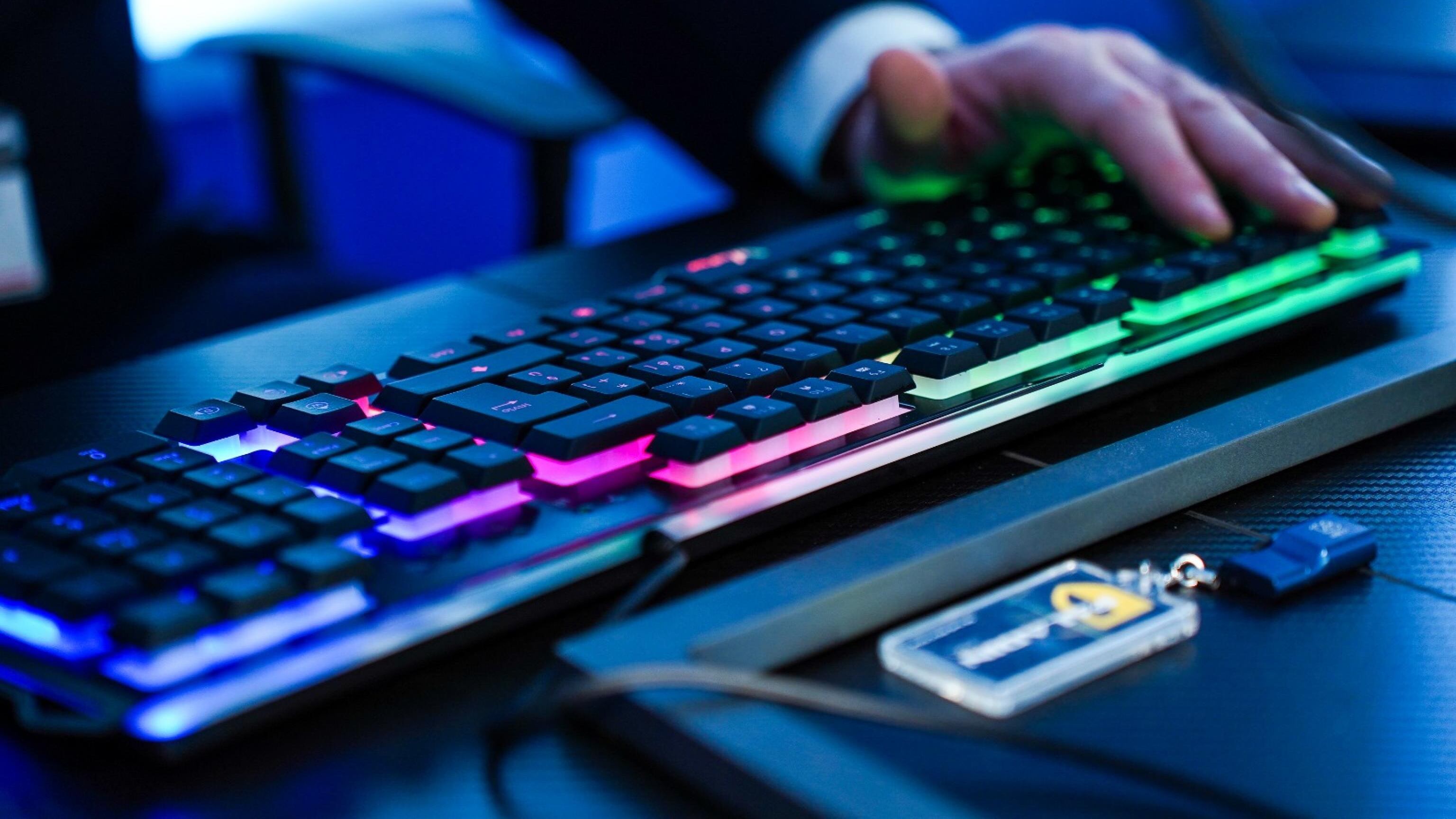 Hacker russi all'attacco. "Ma salve le buste paga"