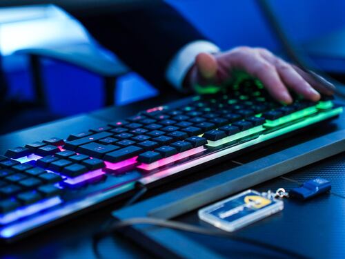 Hacker russi all'attacco. "Ma salve le buste paga"