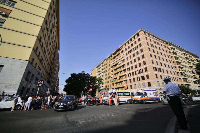 Roma, bimbo cade nel vano ascensore 6