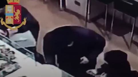 Milano, due bulgare scippano un anziano in un panificio del centro: usavano sempre la stessa tecnica