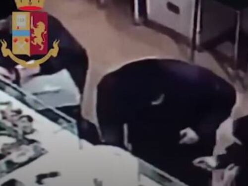 Milano, due bulgare scippano un anziano in un panificio del centro: usavano sempre la stessa tecnica