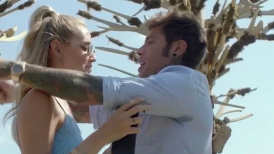 Ferragni a Fedez: "Devi dirmi che sono bellissima". Ma il web la prende in giro