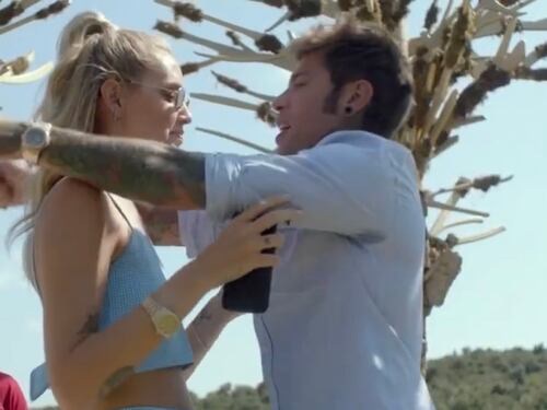 Ferragni a Fedez: "Devi dirmi che sono bellissima". Ma il web la prende in giro