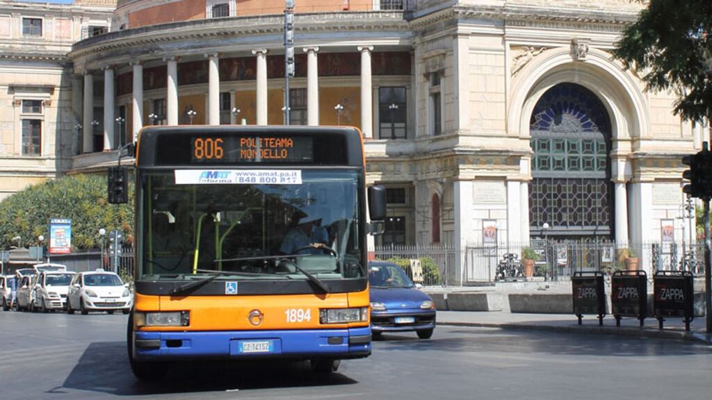 Senza biglietto sul bus in due aggrediscono il controllore insultandolo e spintonandolo