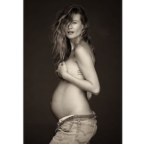 Behati Prinsloo e Adam Levine: la gravidanza social 1