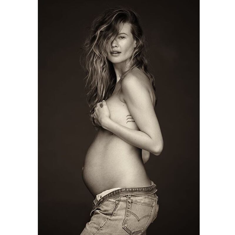 Behati Prinsloo e Adam Levine: la gravidanza social 1