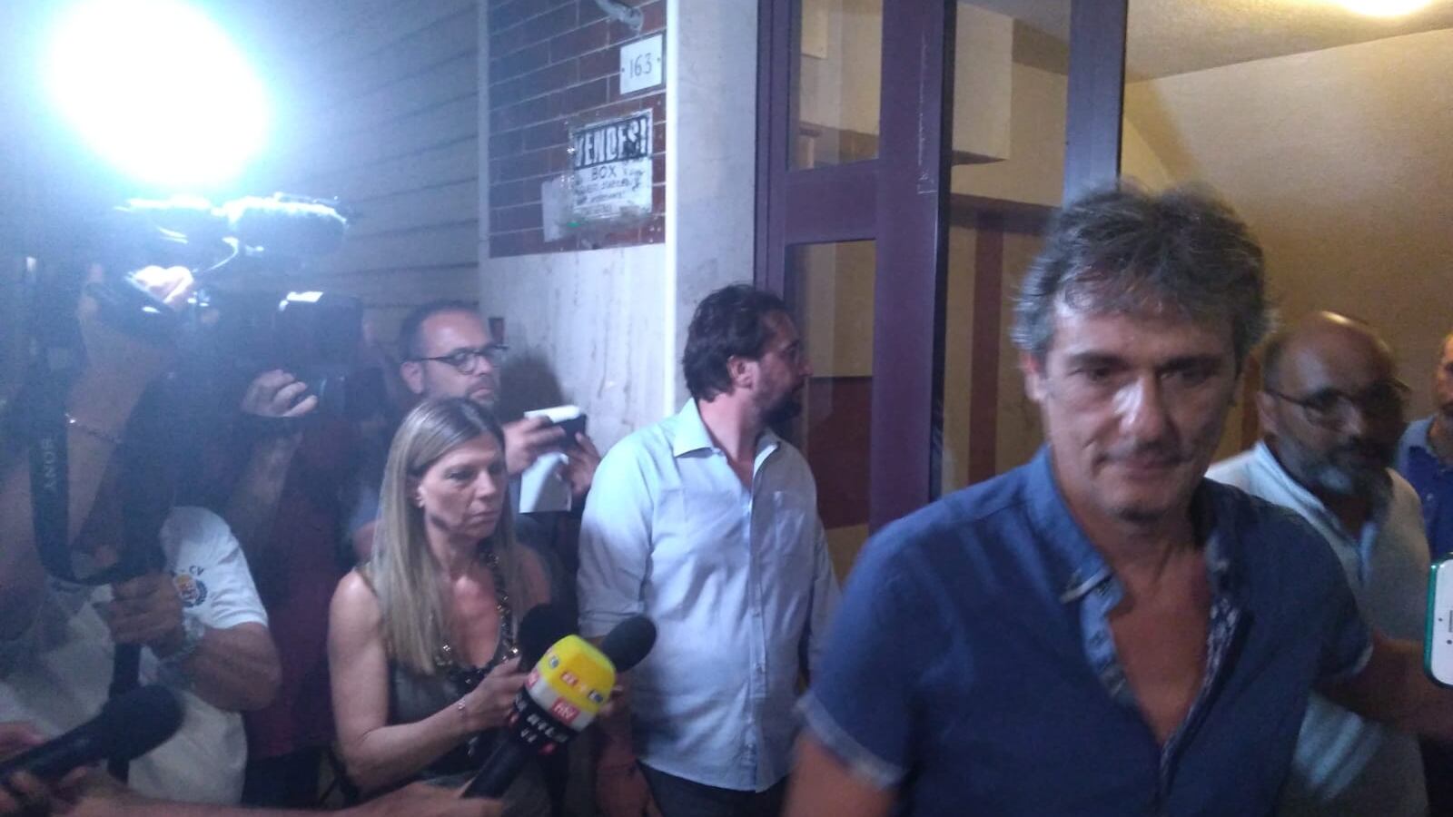 Carola Rackete assolta ma rimane ancora dentro casa: la capitana non parla