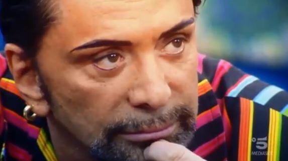 Gf Vip, la battutaccia di Cattaneo fa infuriare il web: "Vi mando l'Enola Gay"