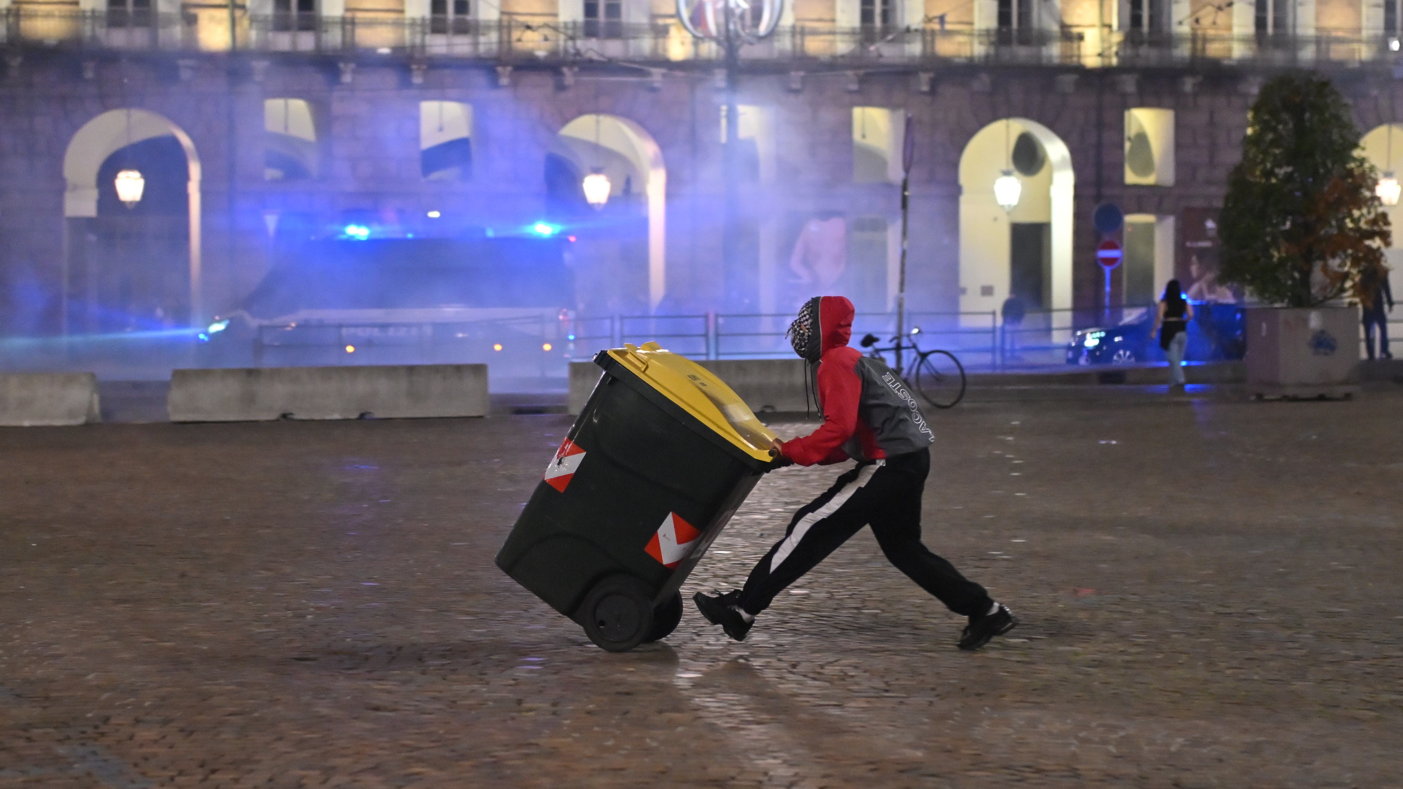 "Dammi i soldi o ti ammazzo". La violenza dei pro Pal a Torino