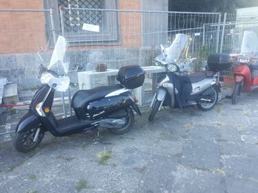Scempio a Palazzo Reale: cortili trasformati in parcheggi 2