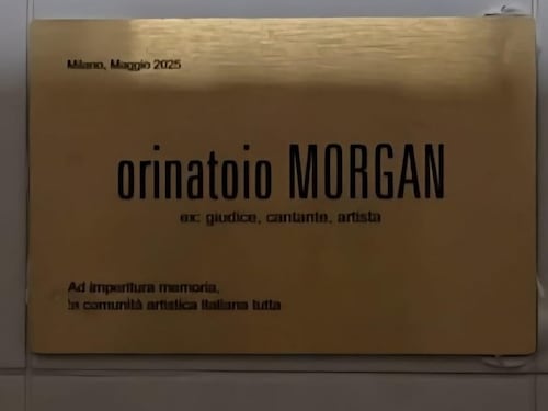 "Orinatoio Morgan", targa choc contro il cantante. Che cerca solidarietà e non la trova
