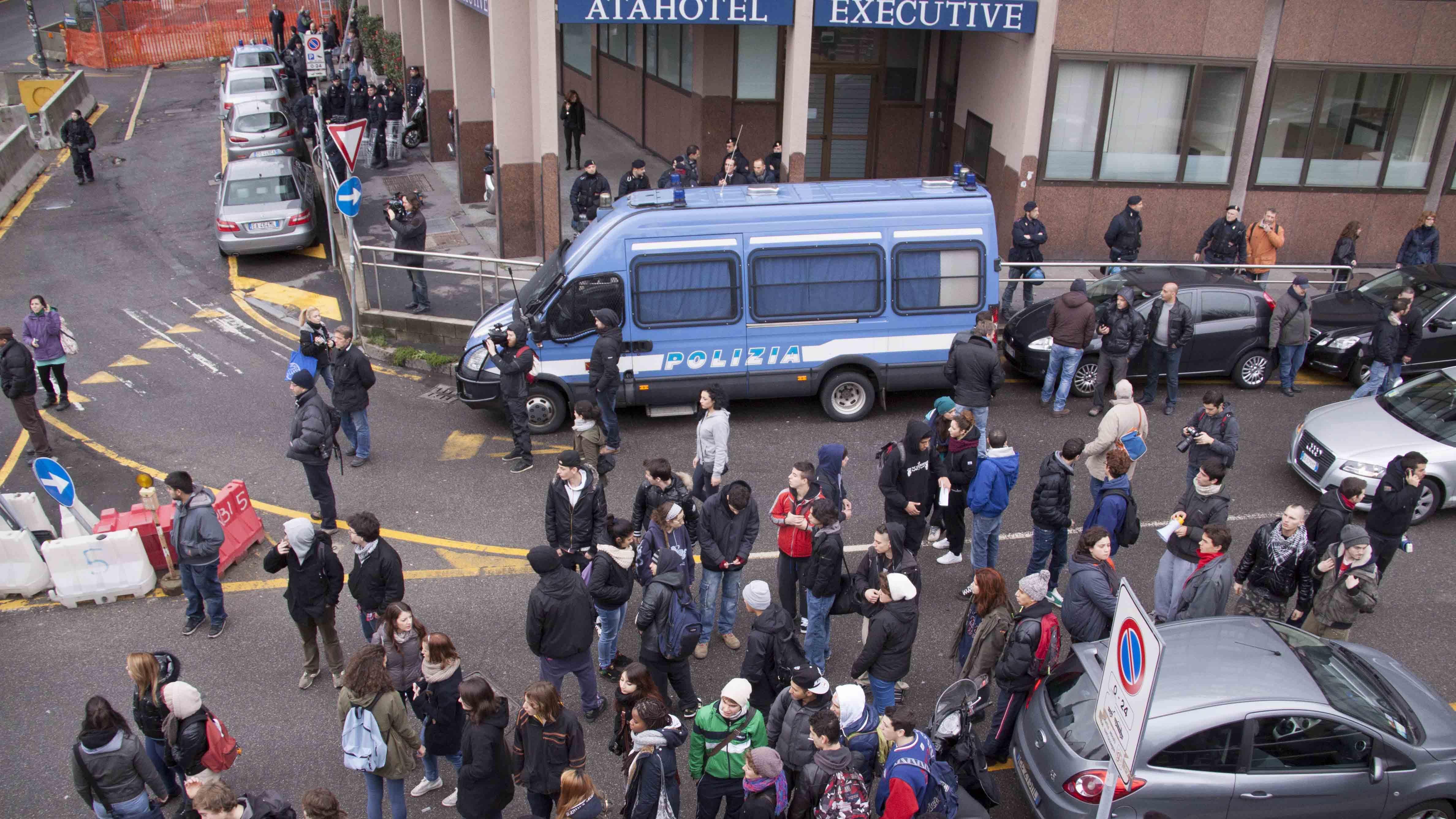 Profumo beffa gli studenti: lancio di uova a Milano, ma il ministro è a Roma