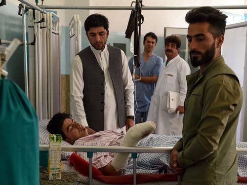 Kabul, attacco kamikaze al matrimonio: 63 morti e centinaia di feriti