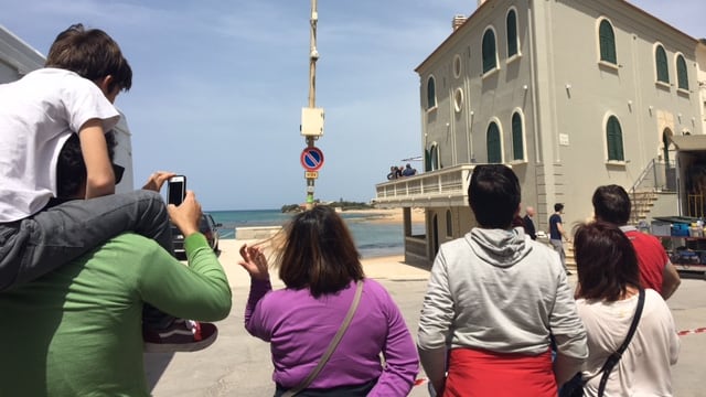 "Silenzio, si gira Montalbano": la folla assedia la "sua" terrazza