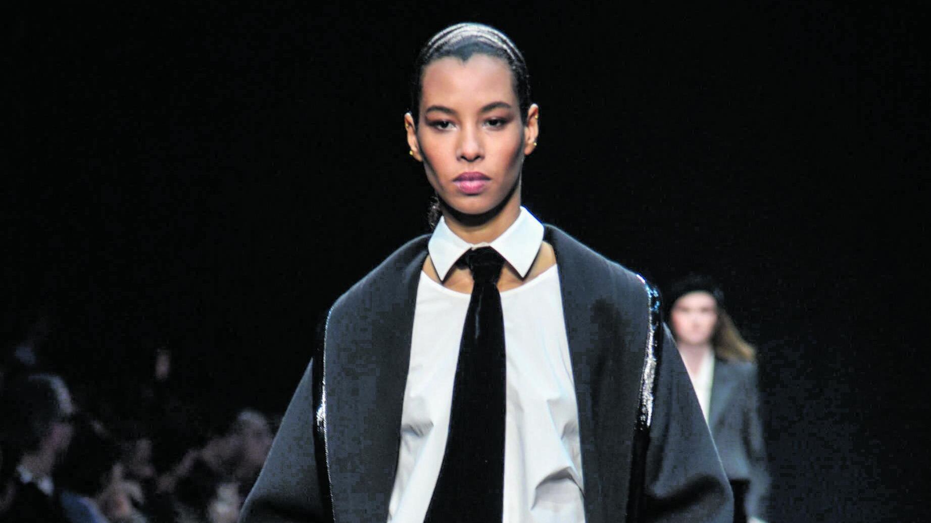 Prada reinterpreta la femminilità e Armani il bon ton