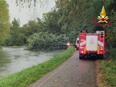 Maltempo su Milano, temporale e grandine in città 12