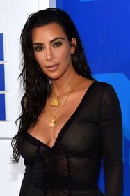 Kim Kardashian torna sui social con un seno esplosivo 7