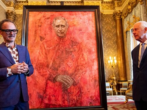 Il dettaglio “nefasto” sul ritratto di Re Carlo che fa tremare la corona