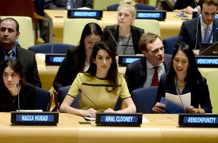 Amal Clooney con il "pancino" all'evento contro l'Isis 39