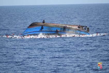 Naufragio a largo della Libia: a bordo 500 persone 11