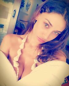 Belen, foto sexy in bikini sotto il sole 5