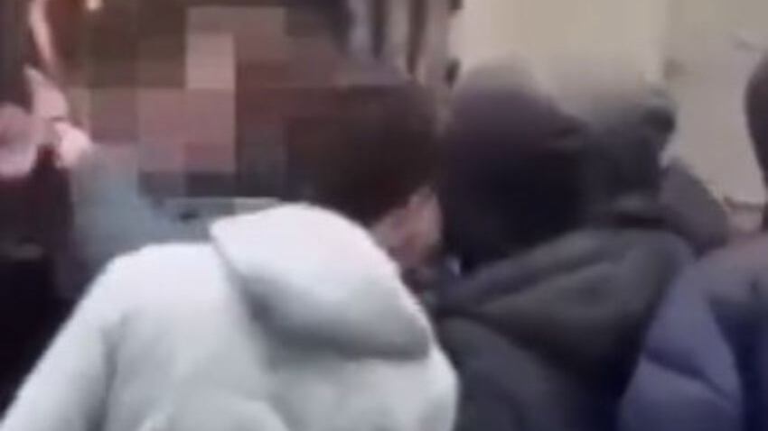 Picchetto per impedirgli l'entrata a scuola. E il professore si fa largo con l'ombrello