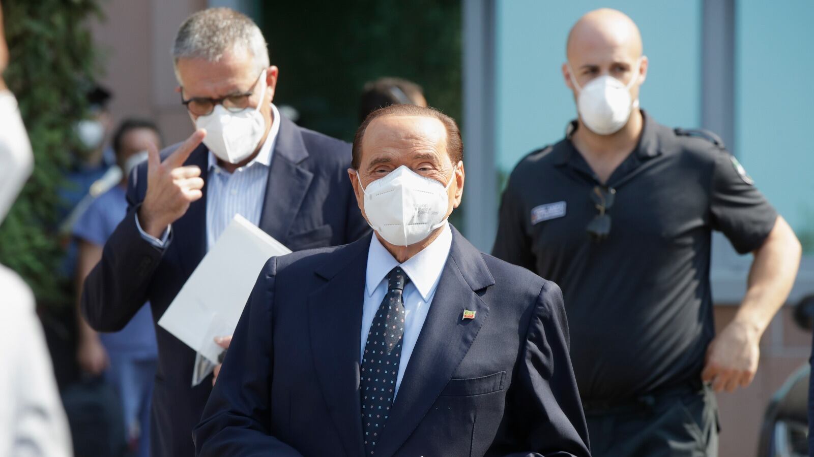 Fi si compatta attorno al leader. Renzi sta con lui: "È inaccettabile"