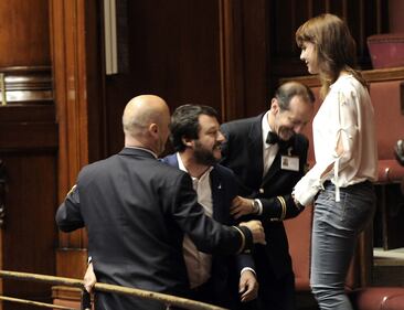 "Vergogna!". E Salvini viene allontanato dall'Aula 4